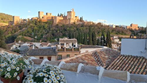 Magical Albaicín- Penthouse facing Alhambra Palace