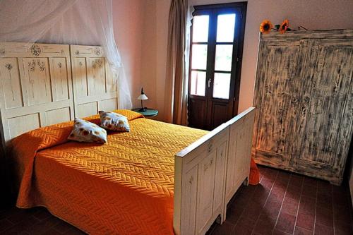 een slaapkamer met een bed met twee kussens erop bij Appartamento Girasole Seaside and Pool in La Caduta