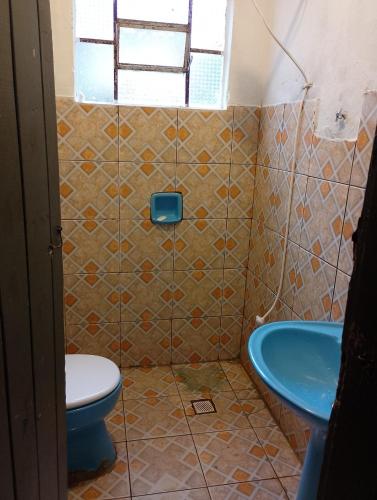 a bathroom with a toilet and a sink at Casa simples em cunha in Cunha