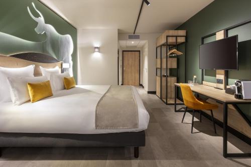 马尔萨克Hôtel OstOria Périgueux, BW Signature Collection的一间配有床和书桌的酒店房间