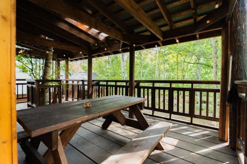 a wooden table on the deck of a cabin at Playhouse Conifer - Vacation STAY 35448v in Mikage