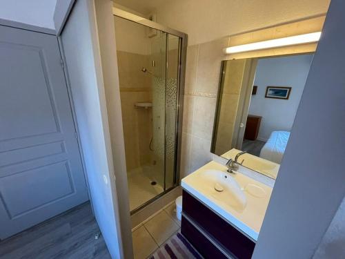 Ένα μπάνιο στο Appartement lumineux 3 chambres à 400m des plages avec parking et WIFI - FR-1-413-113