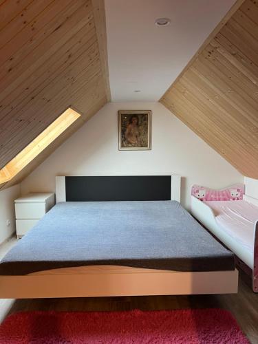 Postel nebo postele na pokoji v ubytování Chalupa u lesa