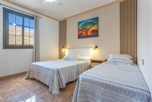 zwei Betten nebeneinander in einem Zimmer in der Unterkunft Vivienda Vacacional Sara in Tetir