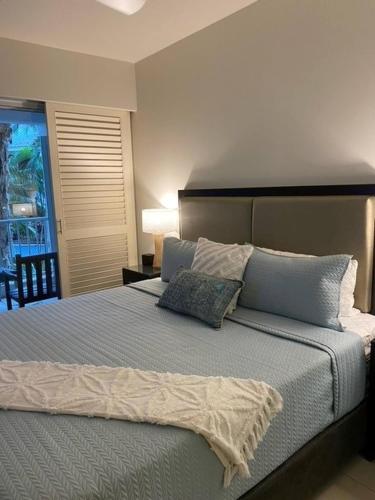 Postel nebo postele na pokoji v ubytování Peppers Palm Cove luxury