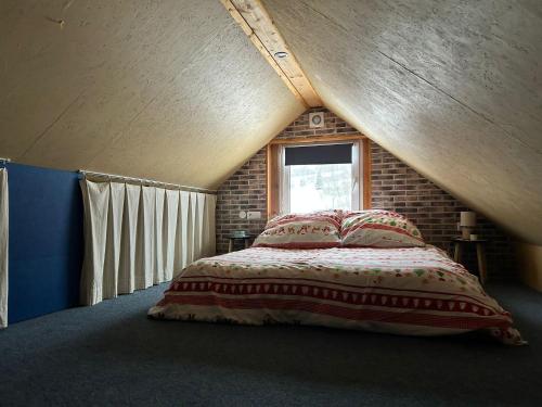 un lit dans une chambre avec un mur de briques dans l'établissement Tiny House at Sedliacky Dvor - Brezno, à Brezno