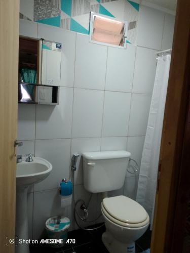 ein kleines Badezimmer mit Toilette und Waschbecken in der Unterkunft La casita de Marga in Concordia