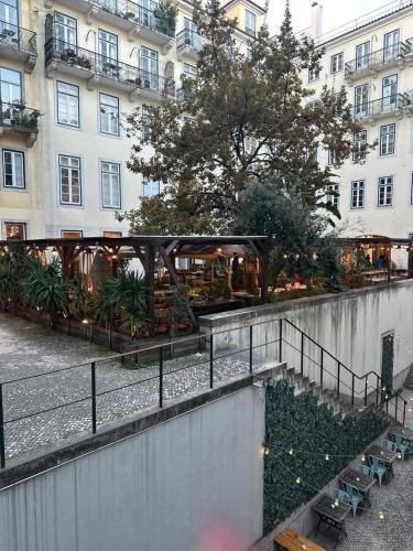 Stylish Central Lisbon 5BR Apartment wAC