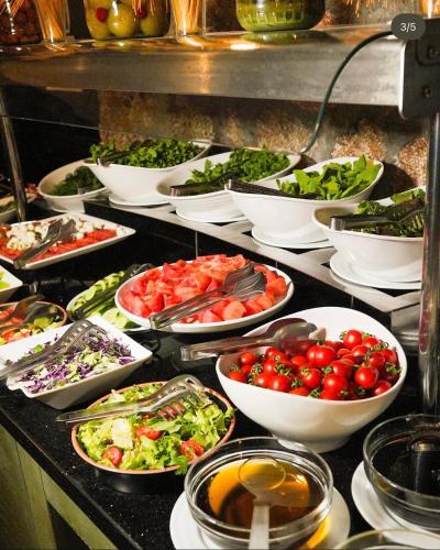 ein Buffet mit vielen Schalen verschiedener Arten von Speisen in der Unterkunft Alp Pasa Hotel - Special Class in Antalya