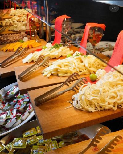 eine Auslage von Nudeln und Küchenutensilien auf einem Tisch in der Unterkunft Alp Pasa Hotel - Special Class in Antalya