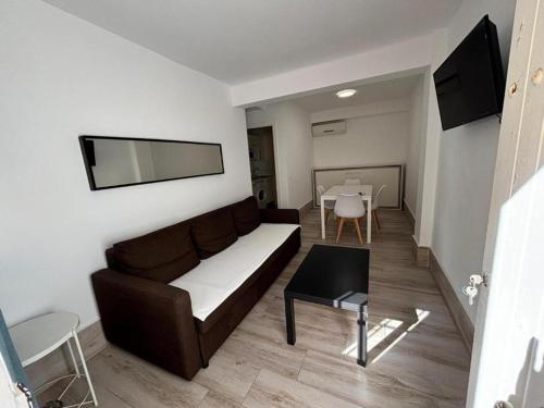 ein Wohnzimmer mit Sofa und Tisch in der Unterkunft Hospederia IMAR by Cadiz4Rentals in Cádiz