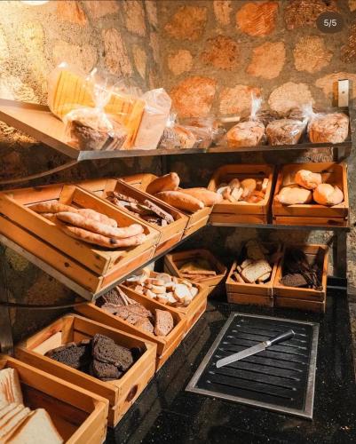ein paar verschiedene Brotsorten und Gebäck in der Unterkunft Alp Pasa Hotel - Special Class in Antalya