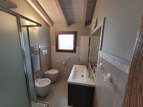 Un baño con lavabo e inodoro en H41 Attico in centro, en Budoni
