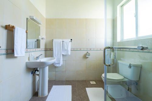 Et badeværelse på Villas At Blue Water Diani