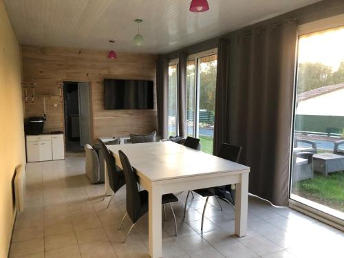 Kuchyň nebo kuchyňský kout v ubytování logement 4P avec spa 6P en intérieur