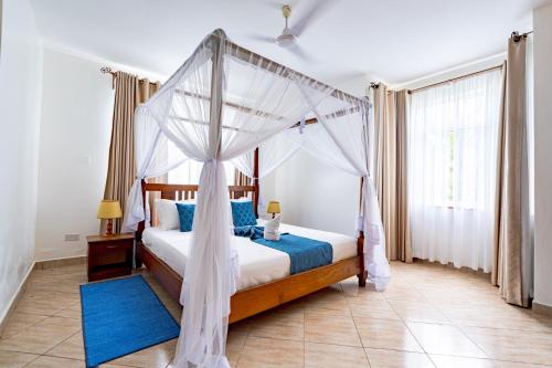 En eller flere senge i et værelse på Villas At Blue Water Diani