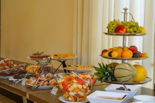 un buffet con molti piatti su un tavolo di Resort Villa Hermosa a Porto Cesareo