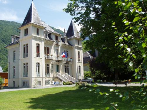 une grande maison blanche avec deux tourelles dans l'établissement Castel de la Pique, à Luchon
