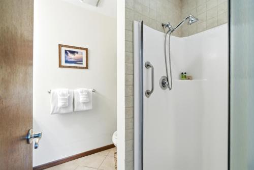 MarconiNEW Kuilima Estates West 35 FREE CAR KBM的带淋浴和卫生间的浴室