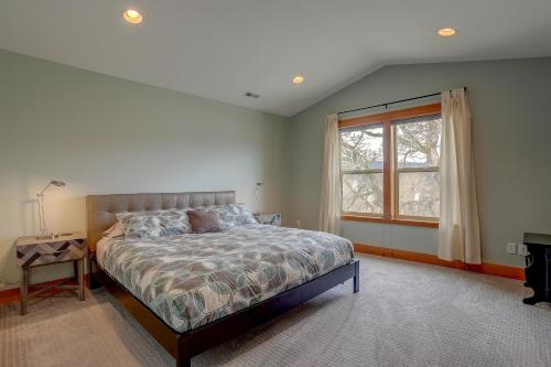 ein Schlafzimmer mit einem Bett und einem Fenster in der Unterkunft B2 30 Day in Hood River