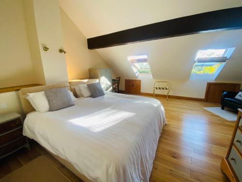 伊姆Hollow Brook Cottage Heart of the Peak District的卧室里有一张铺着白色床单的大床