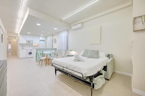 a hospital room with a bed and a dining room at Oasis by Clabao in Logroño
