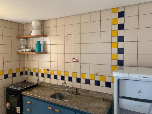 a kitchen with a sink and a stove at Eldorado Thermas Park Localização Top área de Lazer Completa in Caldas Novas