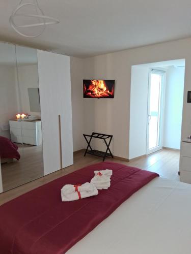 ein Schlafzimmer mit einem Bett mit Handtüchern darauf in der Unterkunft A Casa di Lucia-Appartamento Deluxe in Piedimonte San Germano