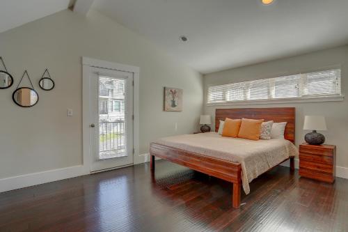 ein Schlafzimmer mit einem Bett mit orangefarbenen Kissen darauf in der Unterkunft Surf's Up 30 Day Minimum in Hood River