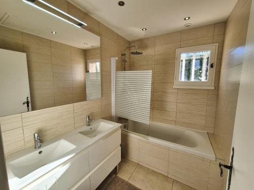 Koupelna v ubytování Piscine chauffée climatisation Wifi