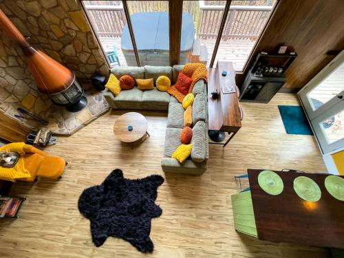 Χώρος καθιστικού στο Chalet w Hot Tub Fireplace Grill FirePit & Wifi