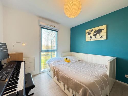 Ένα ή περισσότερα κρεβάτια σε δωμάτιο στο Le Bignon - Wifi, TV, 4 personnes, 1 min à pied du tram