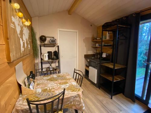 Kuchyň nebo kuchyňský kout v ubytování Les Saugeys