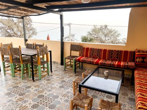 Et opholdsområde på Superbo Stay Sea & Mountain View Apartment & Studio with Shared Terrace - Near Taghazout - Moroccan Style Home