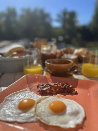 twee gebakken eieren op een bord op een tafel bij Villa Terra Alba in Le Lavandou