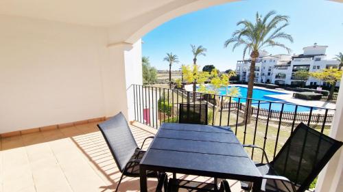 d'un balcon avec une table et des chaises, ainsi que d'une piscine. dans l'établissement Donna Olympia's House, à Sucina