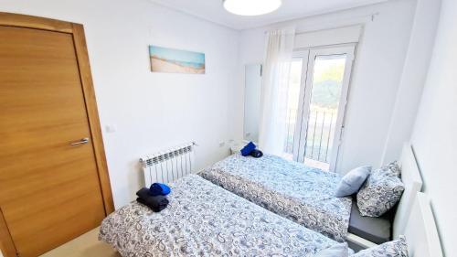 une chambre avec deux lits et une fenêtre dans l'établissement Donna Olympia's House, à Sucina