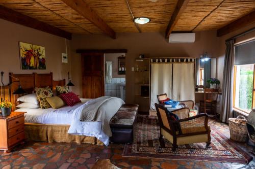 Un dormitorio con una cama y una silla en una habitación. en Skeiding Guest Farm, en Heidelberg