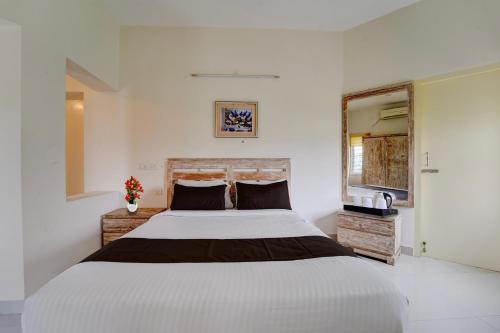 um quarto com uma cama grande e um espelho em Nirvana 4BHK by Palette | DanCenter em Singānallūr