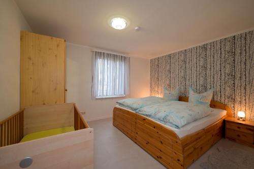 Postel nebo postele na pokoji v ubytování Ferienhaus "Am Eisenberg"- Wandern im UNESCO Biosphärenreservat Vessertal