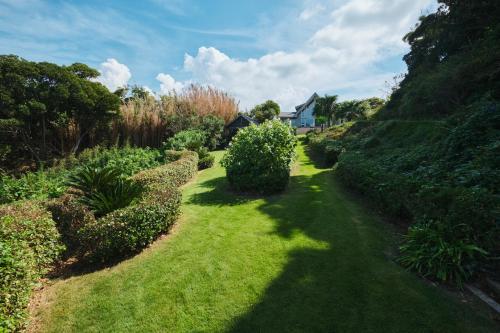 Κήπος έξω από το Monterey House by SANA