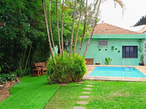 ein Haus mit einem Swimmingpool im Hof in der Unterkunft Open House Timboré in São Paulo