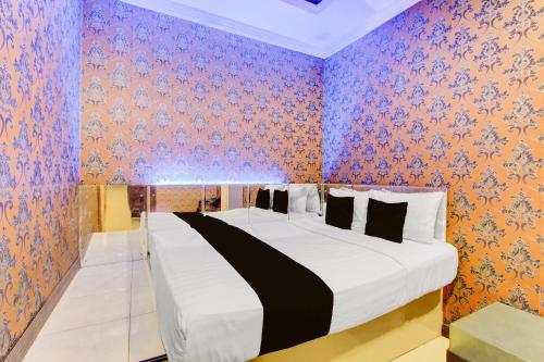 Postel nebo postele na pokoji v ubytování Hotel O near Maguwoharjo Stadium formerly Graha Ngaso