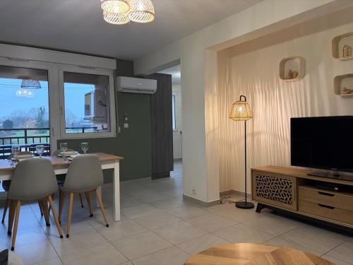 TV a/nebo společenská místnost v ubytování Le cocon