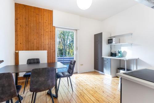 a kitchen and dining room with a table and chairs at Ferienwohnungen am Gellershagenpark 2 in Braksiek