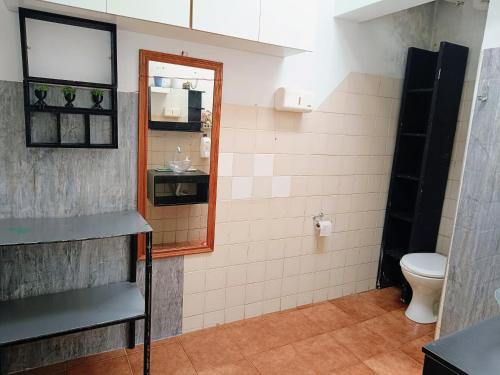 ein Badezimmer mit Toilette und Waschbecken in der Unterkunft Open House Timboré in São Paulo