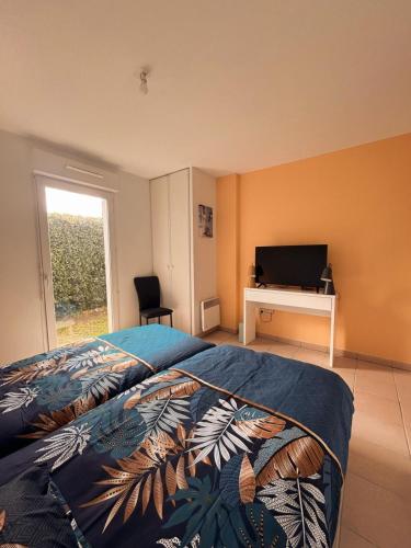 Giường trong phòng chung tại Escapade Gujanaise Jardin et Tout à Portée