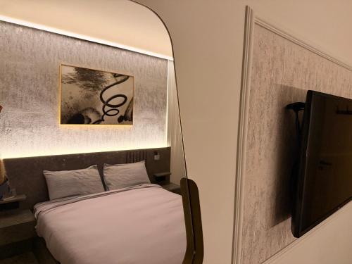 Un pat sau paturi într-o cameră la Sweet Stay