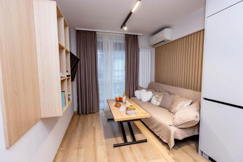 ein kleines Wohnzimmer mit einer Couch und einem Tisch in der Unterkunft City Home Sandanski in Sandanski