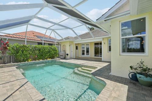 Piscina de la sau aproape de Sunsets on Grebe Waterfront Saltwater Heated Pool Retreat